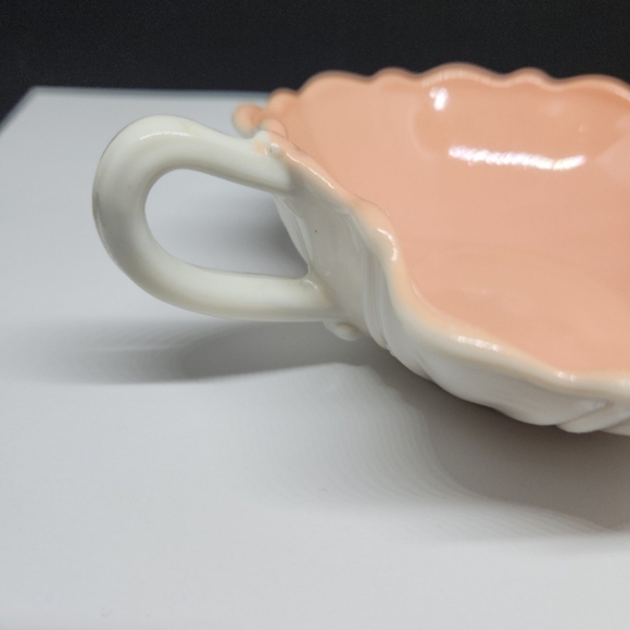 Anchor Hocking Handled Heart Bowl Oyster and Pearl White with Pink, 1938-1940 - Picture 8 of 12
